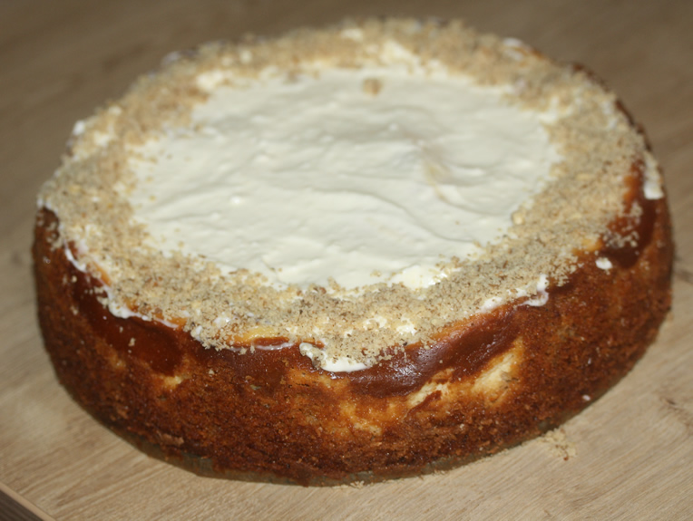 Cheesecake cu crema si decorat cu nuca