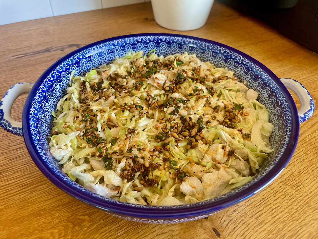 Salata de varza cu pui si seminte de floarea soarelui